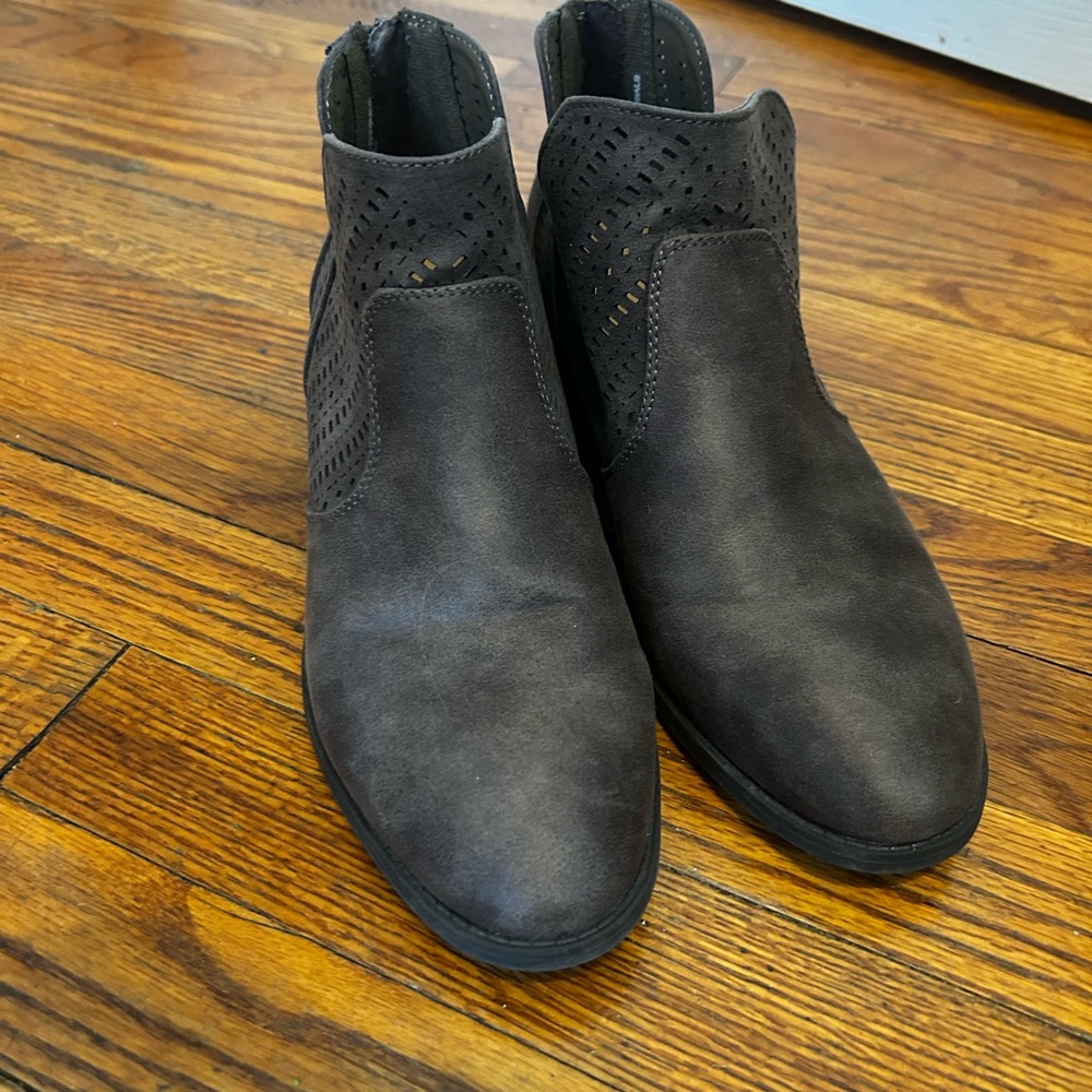 New Direction Bootie SZ 9 (fits 8.5)